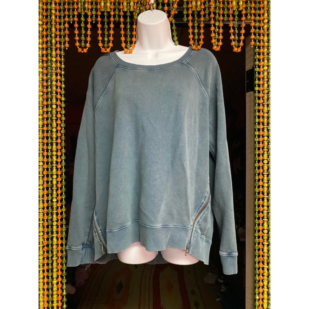 Loose fit faded blue sweatshirt with zipper detail